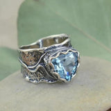 Antiker Weißgoldring mit blauem Kristall