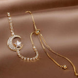 Bracelet lune pendante en or avec zircones