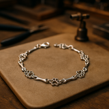 Bracelet à pendentifs pattes de chien et os en or blanc
