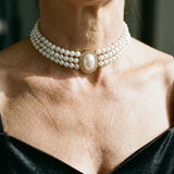 Elegante Halskette mit drei Perlen