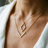 Collier élégant avec pendentif en V