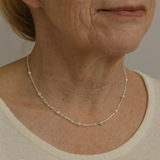 Collier élégant de perles brillantes