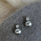 Boucles d'oreilles élégantes à perle noire et zircones