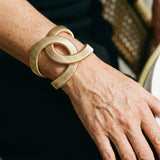Elegantes goldenes Doppelarmband
