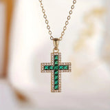 Goldene Kette mit smaragdgrünem Kreuz