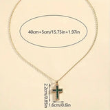 Goldene Kette mit smaragdgrünem Kreuz