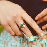 Bague dorée avec perles turquoise
