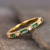 Grüner Retro-Ring mit Zirkonia und goldenen Elementen