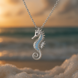 Collier hippocampe et opale en or blanc