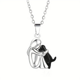 Collier « Fille serrant son chien »