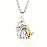 Collier « Fille serrant son chien »