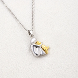 Collier « Fille serrant son chien »
