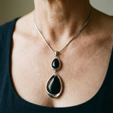 Collier pendentif rétro avec pierre noire