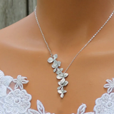 Ensemble : collier et boucles d'oreilles en forme de fleur | Or blanc