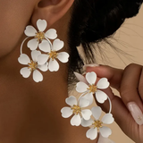 Retro-Ohrhänger mit weißen Blumen