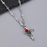 Pendentif croix en or blanc avec roses rouges