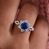 Blumenring mit Kristall und Saphir | Weißgold