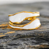 Bague ouverte motif spirale et émail en or blanc