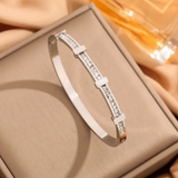 Bracelet ouvert géométrique à deux rangées de zircones