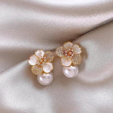 Boucles d'oreilles camélia blanc et marguerite pendants