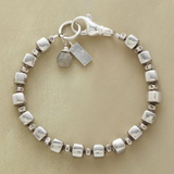 Bracelet rétro perles cubiques en or blanc