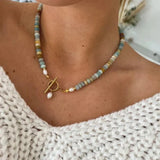 Collier rétro doré avec pierres