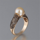 Bague rétro dorée avec perle