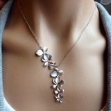 Collier rétro fleur en or blanc