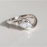 Bague rétro ondulée en or blanc avec zircones