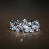 Retro-Ring mit Zirkonia im Rund- und Navetteschliff