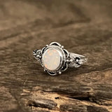 Retro-Ring in Weißgold mit Blumen und Opal