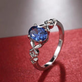 Retro-Ring in Weißgold mit blauem Kristall