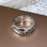 Bague rétro en or blanc pierres bleues et vertes en vague