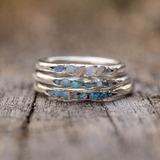 Bague rétro en or blanc pierres bleues multirangs