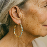 Goldene Retro-Ohrringe mit blauem Opal