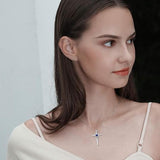 Collier croix avec cœur saphir | Or blanc