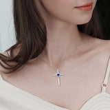 Collier croix avec cœur saphir | Or blanc