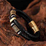 Geflochtenes schwarzes Lederarmband mit goldenem Anhänger