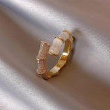 Verstellbarer Luxusring mit weißem Opal in Gold