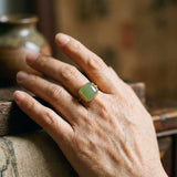 Verstellbarer Retro-Goldring mit grüner Jade