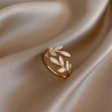 Bague ajustable opale blanche en or