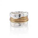 Bague en or blanc aux fils dorés