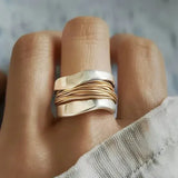 Bague en or blanc aux fils dorés