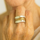 Bague en or blanc aux fils dorés