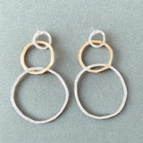 Doppelring-Ohrringe in Gold und Silber