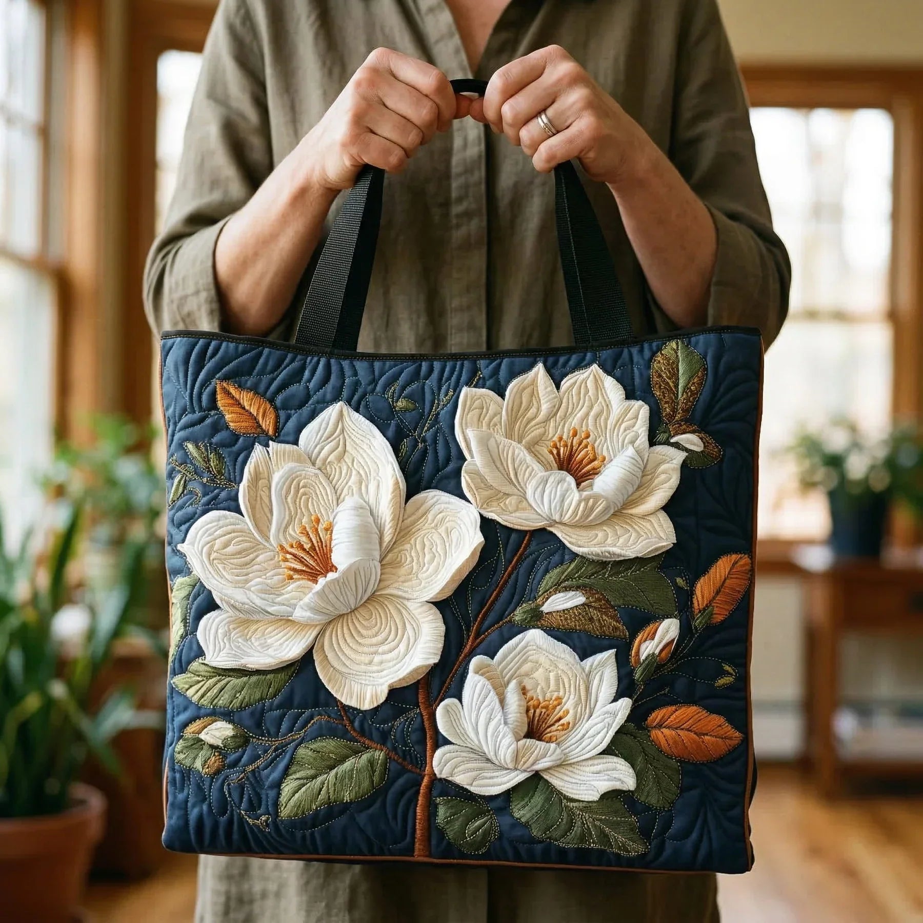 Sac à main matelassé magnolia délicat, brodé main, vue de détail – Mathilde Montreux
