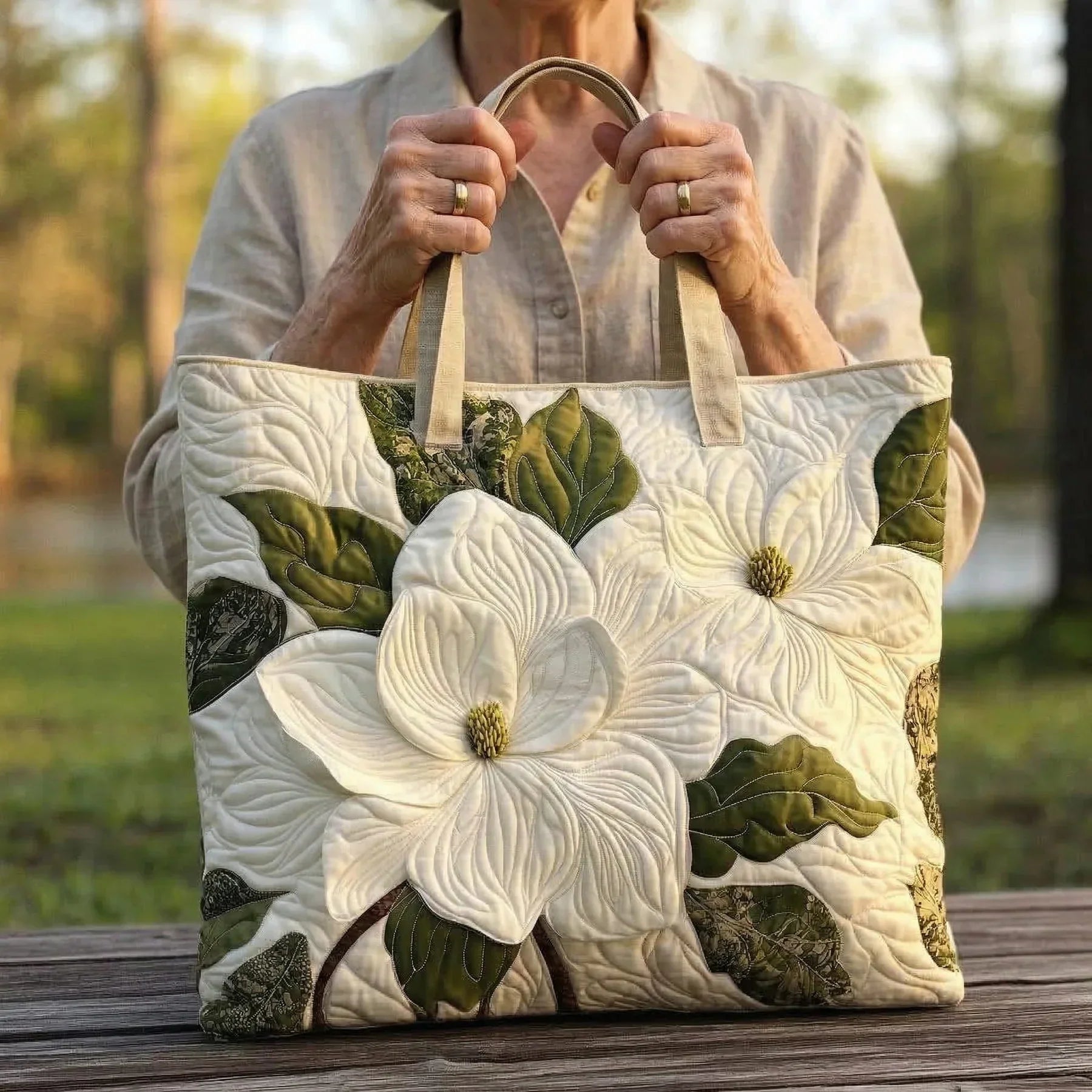 Sac à main matelassé lys blancs, brodé main, vue de détail – Mathilde Montreux
