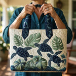 Sac à main matelassé grâce de la tortue marine, brodé main, vue de détail – Mathilde Montreux